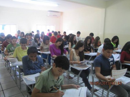 ASPIRANTES HACIENDO EXAMEN CENEVAL