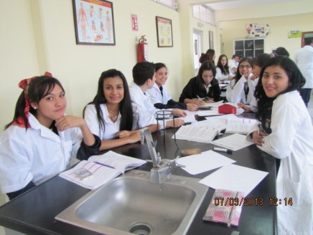 ALUMNOS EN EL LABORATORIO DE QUIMICA