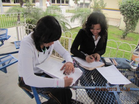 ALUMNAS ESTUDIANDO